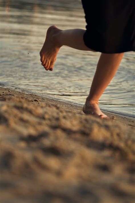 M Femelles Pieds Nus Sur Une Plage De Sable Dans L Eau Gros Plan De