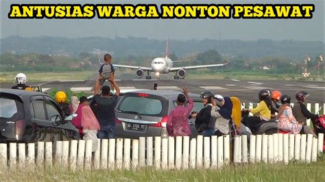 Plane Spotting Full Penonton Lihat Pesawat Batik Air Landing