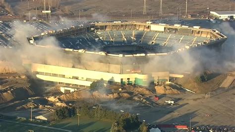 Pontiac Silverdome demolition goes awry as explosion fails to bring ...