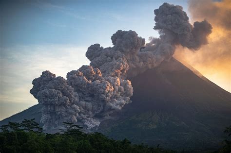 Dalam Sepekan Gunung Merapi Luncurkan 2 Kali Awan Panas Dan 160 Lava