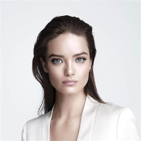 Naturalne piękno w makijażu nude