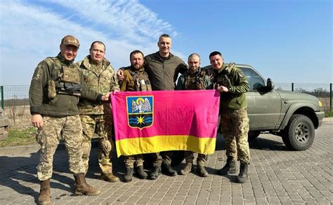 Кличко поїхав на фронт й передав захисникам України необхідні речі ...