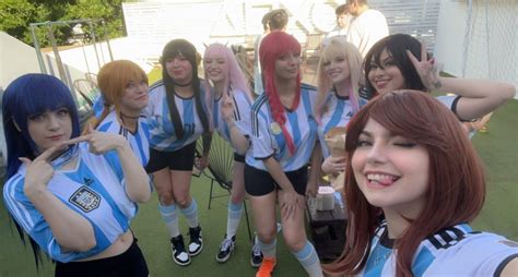 Cosplayers Representan A Tus Waifus Favoritas Con La Camiseta De La