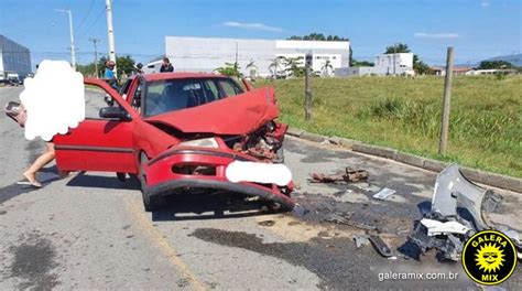 Colis O Frontal Entre Dois Carros Em Tijucas Deixa Uma Pessoa Ferida