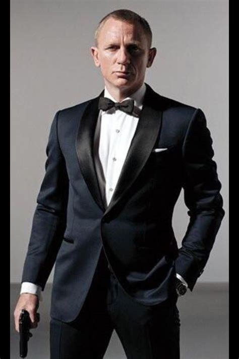 Daniel Craig With A Tuxedo No Wonder He Was Cast As Jamesbond Bond Suits Wedding Suits Men