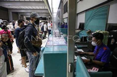 PUNCAK ARUS MUDIK DI BANDARA SOEKARNO HATTA ANTARA Foto