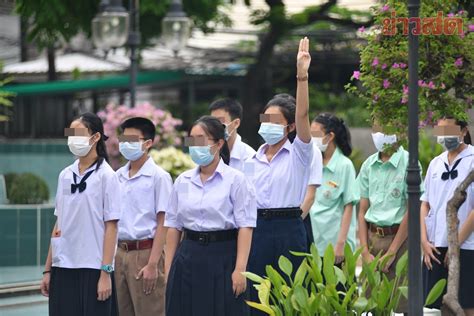 นร สามเสน ยืนเด่น ชูสามนิ้ว ผูกโบว์ขาว ไม่สนตำรวจ บุกมาตรวจถึงที่ Khaosod Line Today