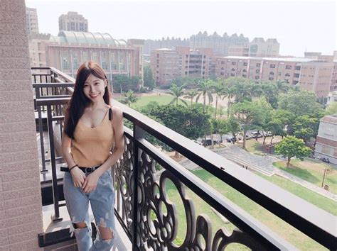 Lột bỏ đồng phục cô nàng nhân viên đường sắt khoe body gợi cảm nhan sắc hot girl xinh bất ngờ