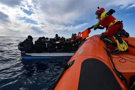 Mueren 61 Migrantes Tras Naufragar Un Barco Frente A Las Costas De