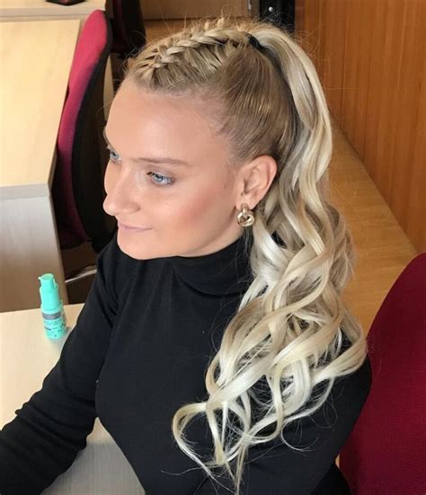 15 Cool Middle Part Ponytails You Gotta Try In 2024