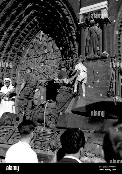 Ww2 Liberation Of Paris August 1944 In Front Of Notre Dame Cathedral