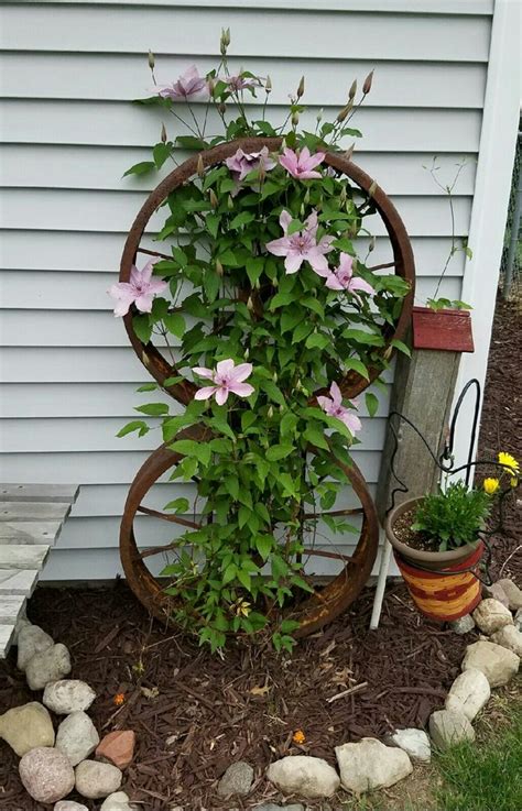 16 Magnificent Ways to Use Old Wagon Wheels In Your Garden - The ART in ...