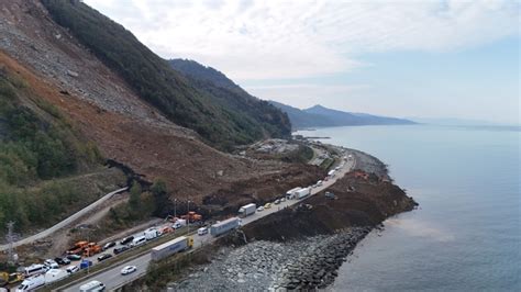 Karadeniz Sahil Yolu nda heyelanın izleri siliniyor 1 araç aranıyor 2