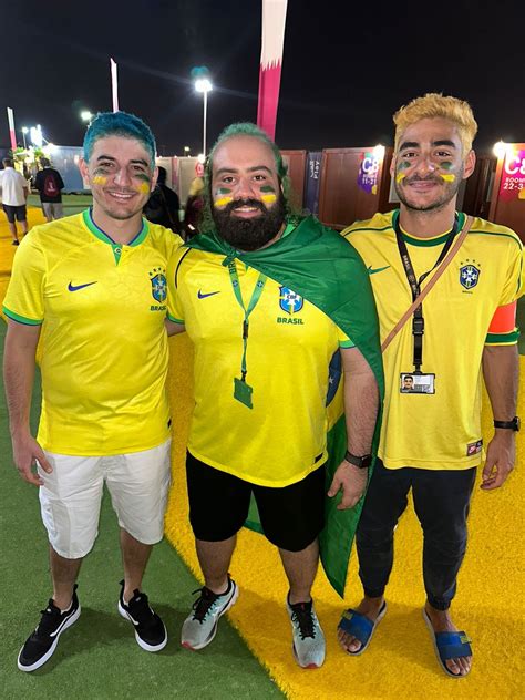 Brasileiros Cumprem Promessa E Pintam Cabelo De Verde Amarelo E Azul