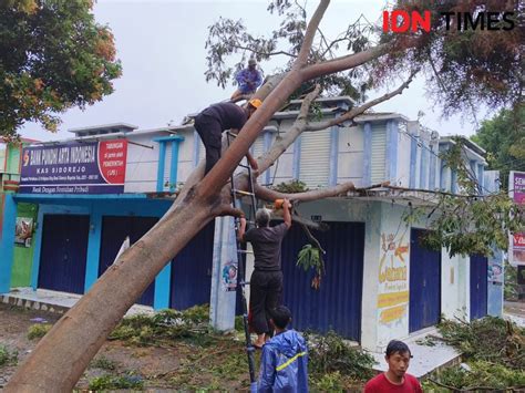 Hujan Bercampur Angin Kencang Porak Porandakan Kecamatan D