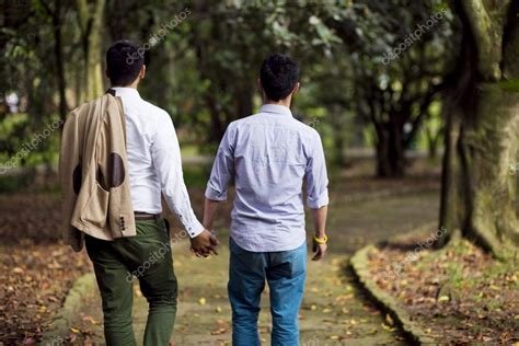 Hermosa pareja gay en el parque fotografía de stock actualtime Depositphotos