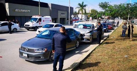 Motociclista queda prensado entre dos vehículos y la libra