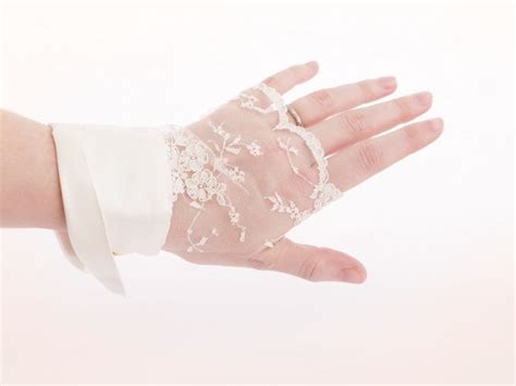 Lace Fingerless Gloves Ivory Silk Bridal Gloves Ooak Par Joliejye €49