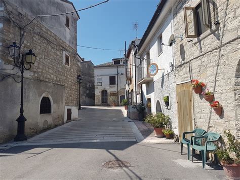 Monti Dauni A Celle Di San Vito La Statua Di Carlo I Dangi