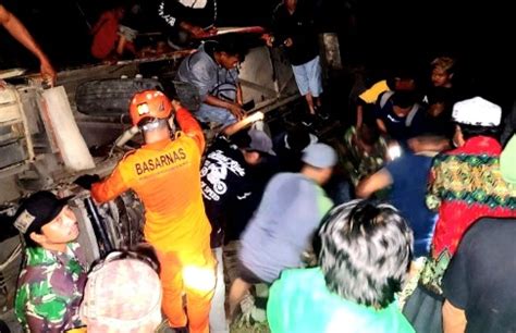 Bus Rombongan Santri Gontor Ponorogo Jatuh Ke Jurang Tiga Orang