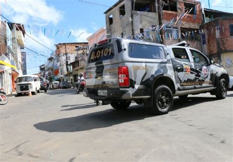 Suspeito de roubar foliões em micareta morre em troca de tiros a PM