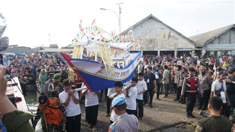 Beginilah Jalannya Tradisi Larungan Kepala Kerbau Di Jepara Mondes