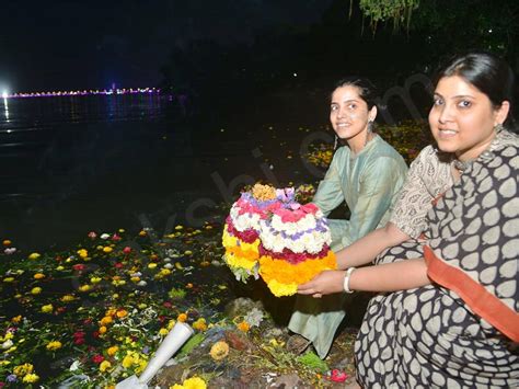 హైదరాబాద్‌ సద్దుల బతుకమ్మ సంబురం ఫొటోలు Saddula Bathukamma Celebrations 2022 Photo Gallery