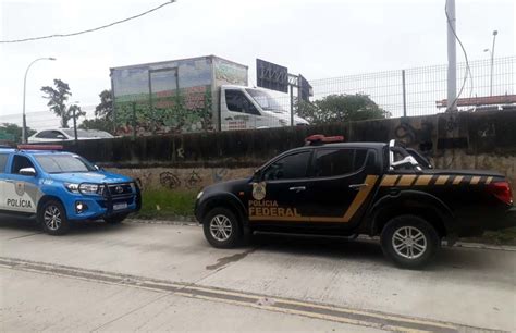 Bandidos de patinete cortam grade e tentam roubar carro forte no Galeão