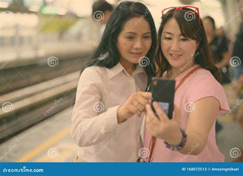 Twee Volwassen Aziatische Vrouwen Samen Op Het Skytreinstation In Bangkok Thailand Stock