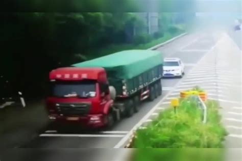 错过岔口，大货车顶着后面小车疯狂倒车，小车前后夹击