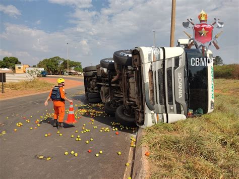 Caminh O Carregado De Tomates Tomba Na Br Em S O Sebasti O Acorda Df