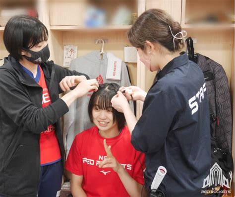 Necレッドロケッツ On Twitter 🏐赤ロケ選手カメラ 🚀 ロケッツクルーフェススタンバイ中💅 お姉様2人に可愛くしてもらってる