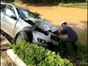 MG Inter TV 1ª Edição Vales MG Motorista bate carro em uma árvore