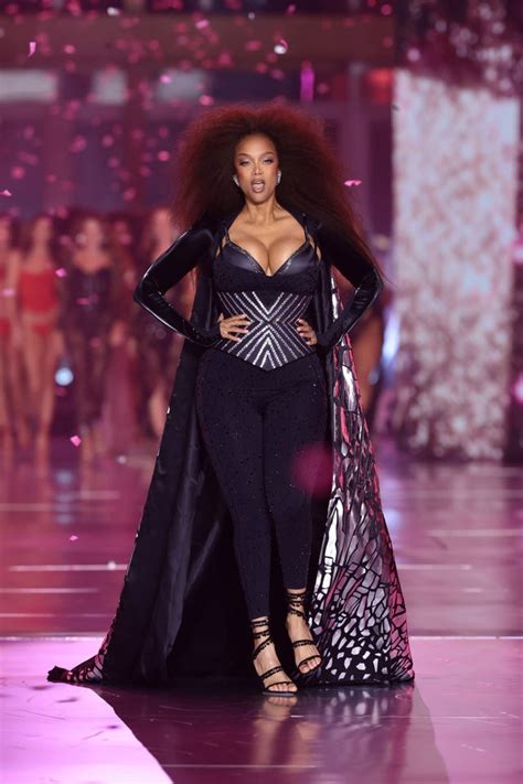 Tyra Banks Walked The Victorias Secret Fashion Show For The First Time In 20 Years