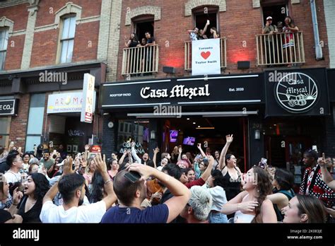 Taylor Swift Fans Awaiting Her Arrival At Tiff Hi Res Stock Photography