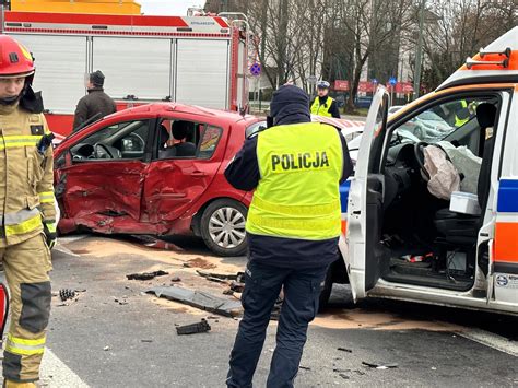 Koszmarny wypadek na Puławskiej Dwa auta zderzyły się z karetką Jeden