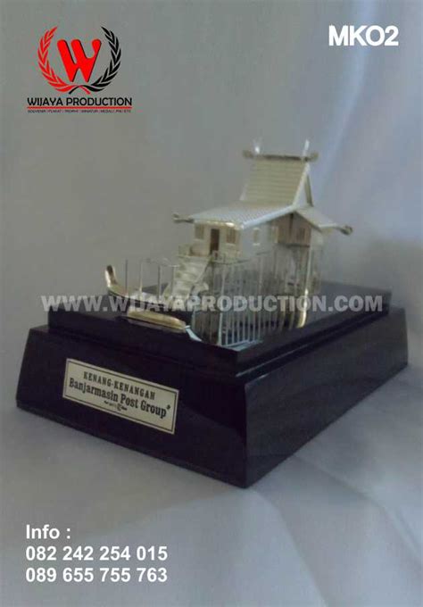 Souvenir Miniatur Rumah Adat Baanjung