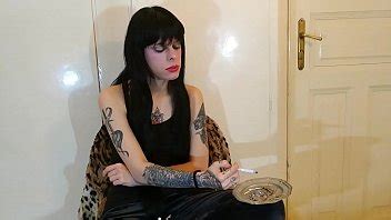 Beth Kinky Sexy gótica domina fumando pt HD XVIDEOS