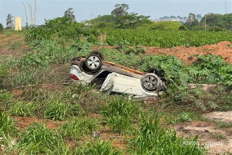 Após capotamento entre Umuarama e Xambrê mãe e duas crianças ficam feridas