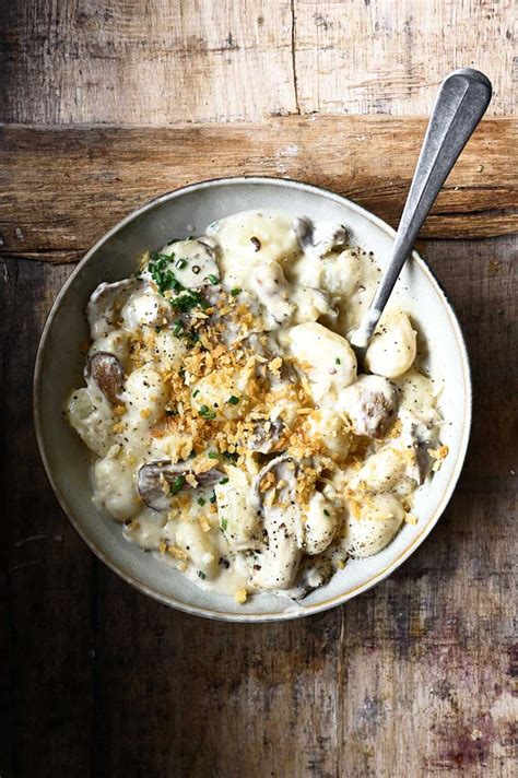 Błyskawiczne gnocchi z grzybami w sosie śmietanowym Serving Dumplings