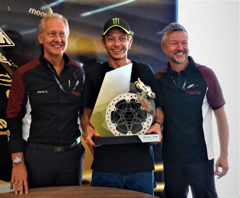 Brembo Premia Valentino Rossi Con Un Trofeo Celebrativo