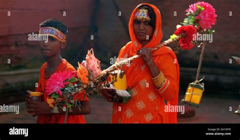 Kathmandu Nepal 8th Aug 2016 Hindu Devotees Stand In Queue To Offer