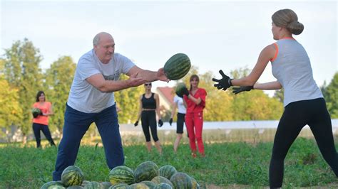 Лукашенко после официальных мероприятий занялся уборкой арбузов на ...