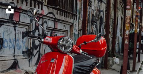 Un Scooter Rouge Garé Sur Le Bord Dune Rue Photo Photo Arrière Plans