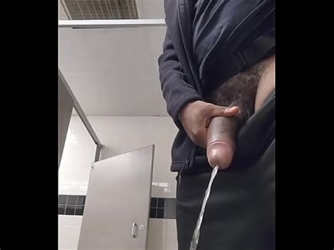 ENORME ROLLO MASCULINO MEANDO EN EL BAÑO XVIDEOS