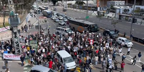 Familiares de rehenes exigen al gobierno israelí que acepte el acuerdo