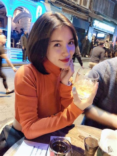 Hot girl và hot boy ngày Thúy Vi khoe không gian căn hộ bạn trai tặng Midu giản dị