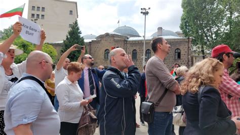 Протестиращи освиркаха ПП-ДБ пред Президентството. „ЛЕВИЦАТА!“ отново ...