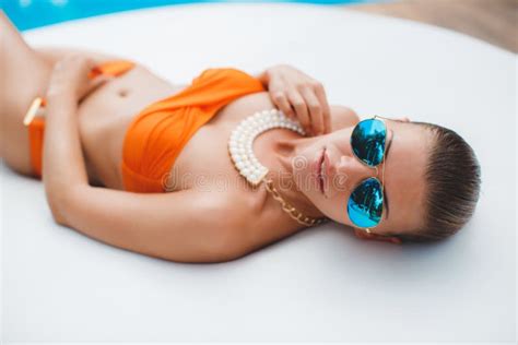 Mujer Atractiva Joven Hermosa Que Pone En Bikini Durante Sunbath Al Lado De Piscina Foto De