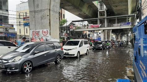 Jalan Ciledug Raya Jaksel Banjir Cm Lalu Lintas Macet Panjang